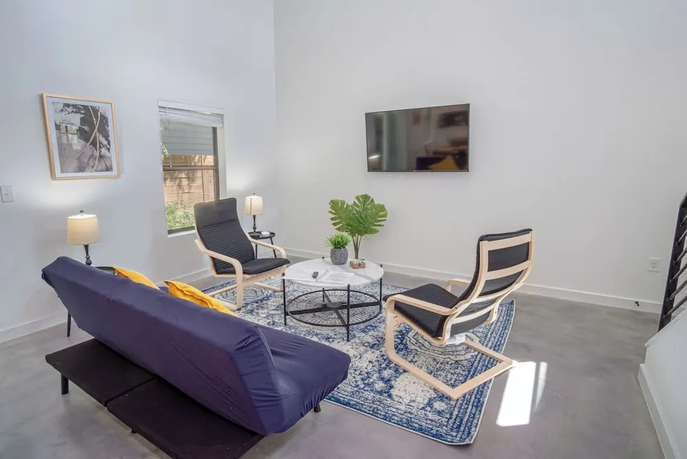 Gorgeous 3 BR 2 BA Near Amazing Downtown