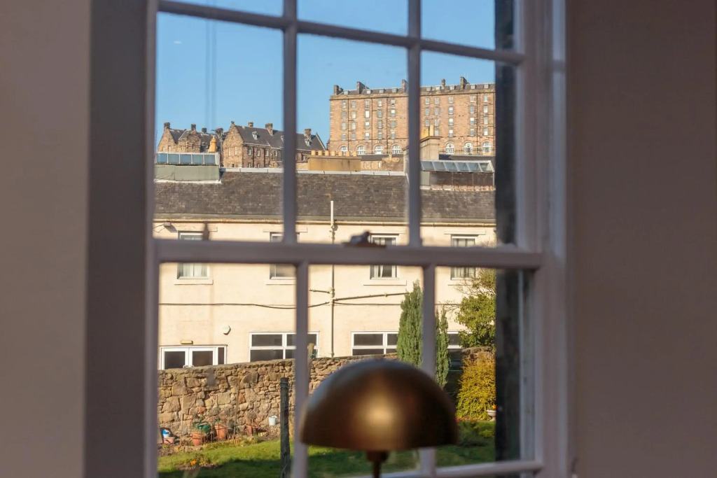 Lovely apartment beneath Edinburgh Castle