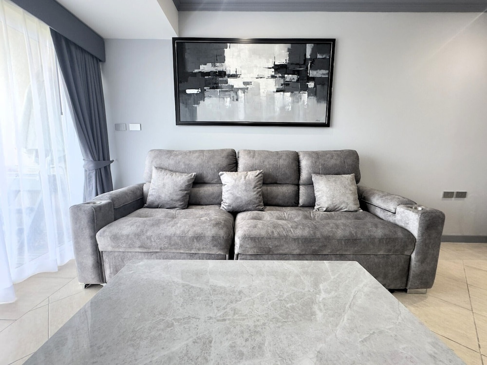 Spacious 2-bedroom Pool-view Condo - Executive Residence 2, Pratumnak