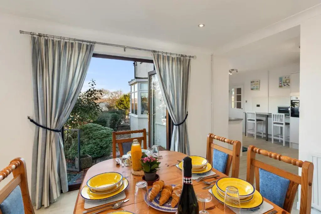 Four Oaks - Sea Views, Parking, Enclosed Garden, Dog Friendly
