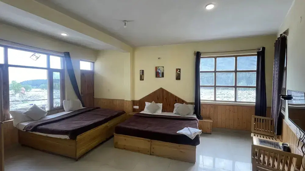 Singh Saab Rooms & Cafe