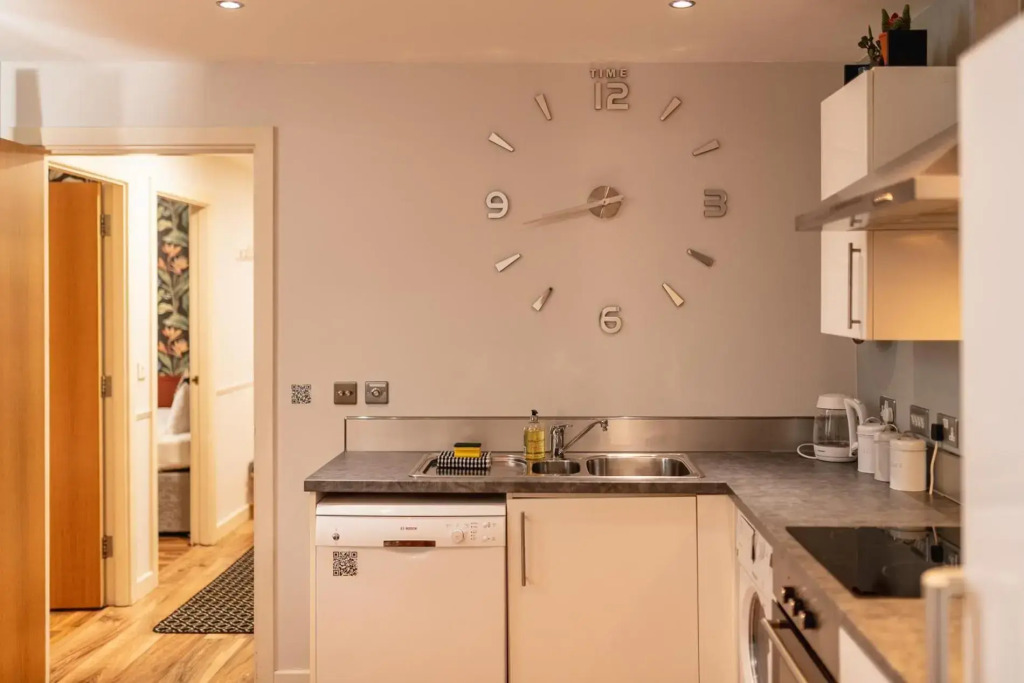 SideMersey Livings - Central Stay In 2 Bedroom Apartment with Parking
