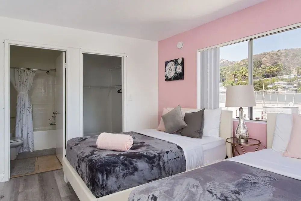 Luxurious 2BD & Den Hollywood Apartment