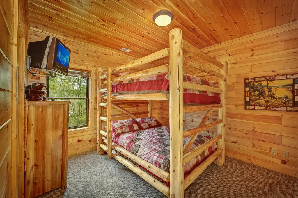 Knotty Nice: Theater Hot Tub Sauna Near Town
