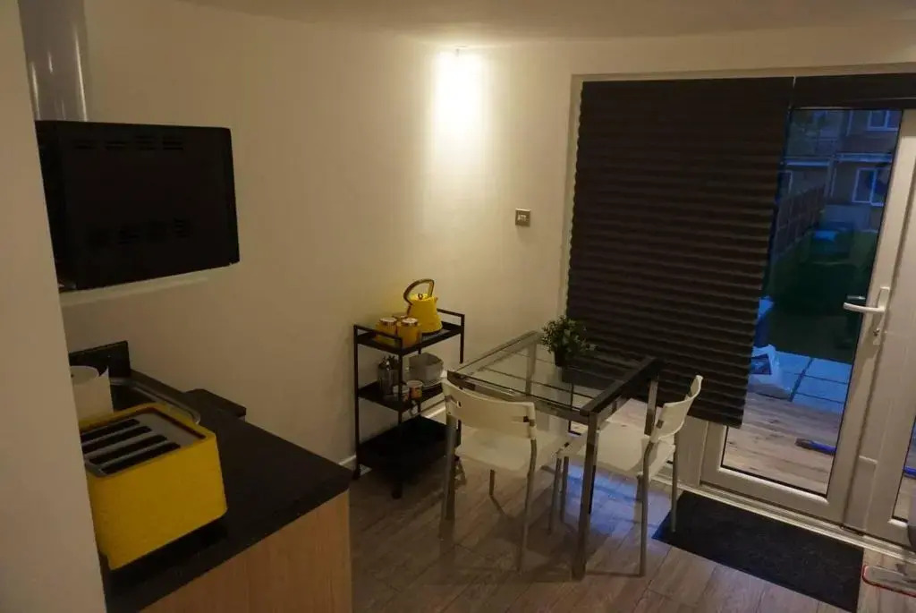 Newly Built Studio Guest House, 25 mins to London, close to Bluewater