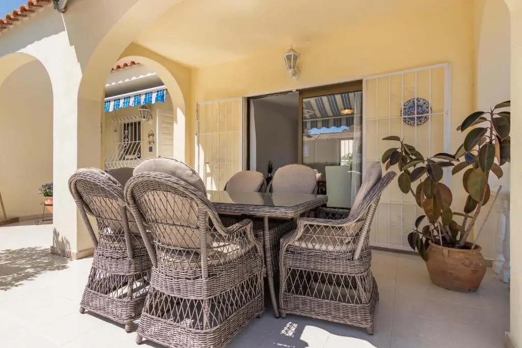 Charming one-floor villa with private pool in Los Balcones