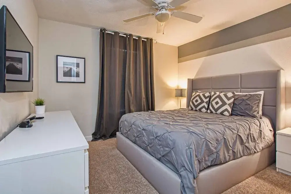 Spacious 6 Bed Home With Pool in Prime Storey Lake