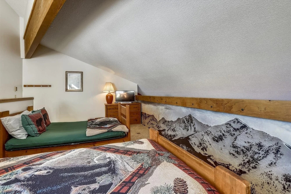 Pine Ridge 7e - Ski-in / Ski-out 3 Bedroom Condo by RedAwning
