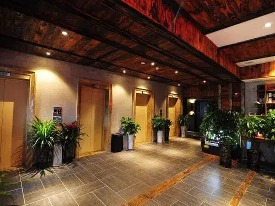 Chao Featured Hotel (Jiaxiulou Qingyun Market)