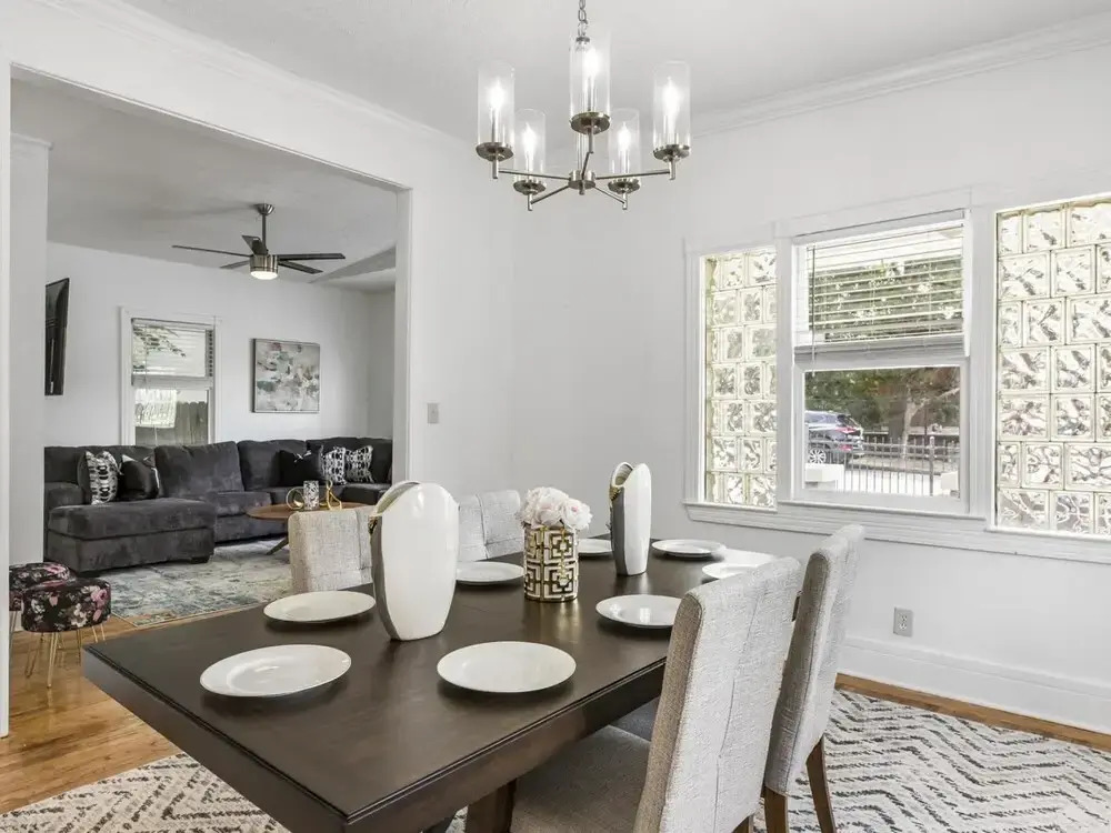 7 bedrooms Spacious House Near Downtown w Parking