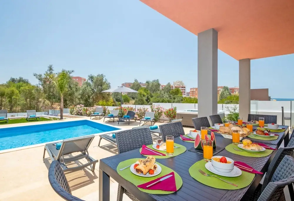 Villa Riviera - com piscina aquecível, 2 jacuzzis e BBQ em Armação de Pêra