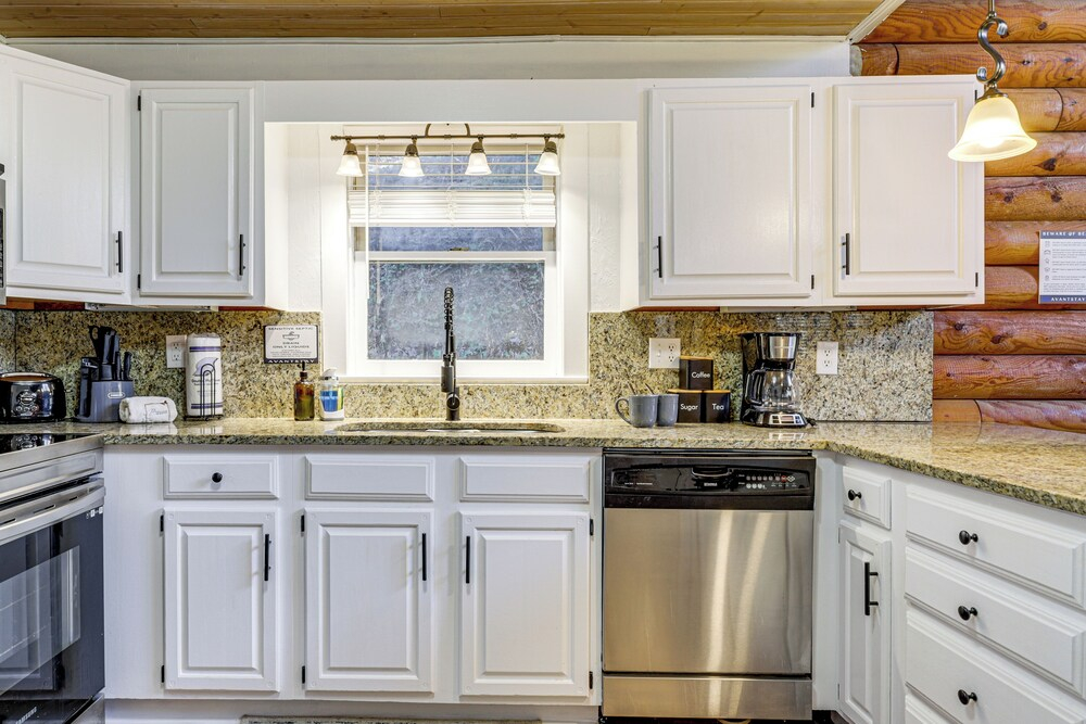 Pet-friendly Gatlinburg Cabin w/ Hot Tub!