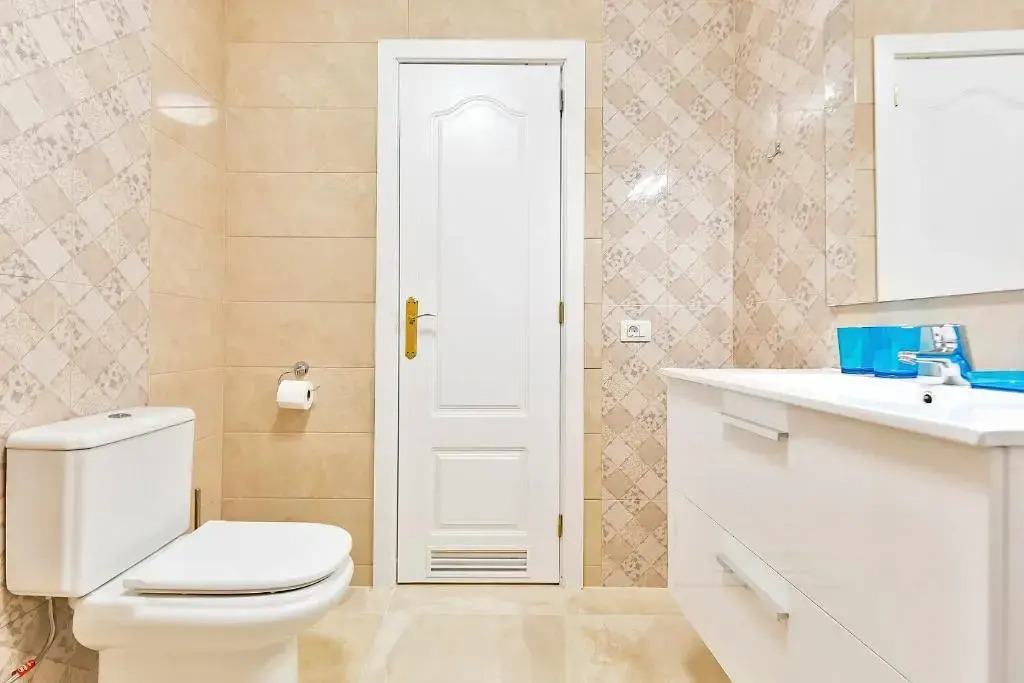 YELLOW 3 bedroom large apartment for 10 guests