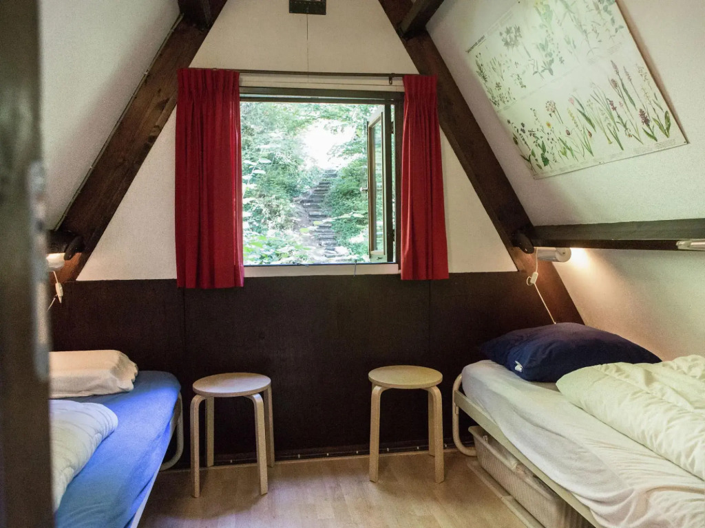 Quaint Chalet in Petithan With Roofed Pool