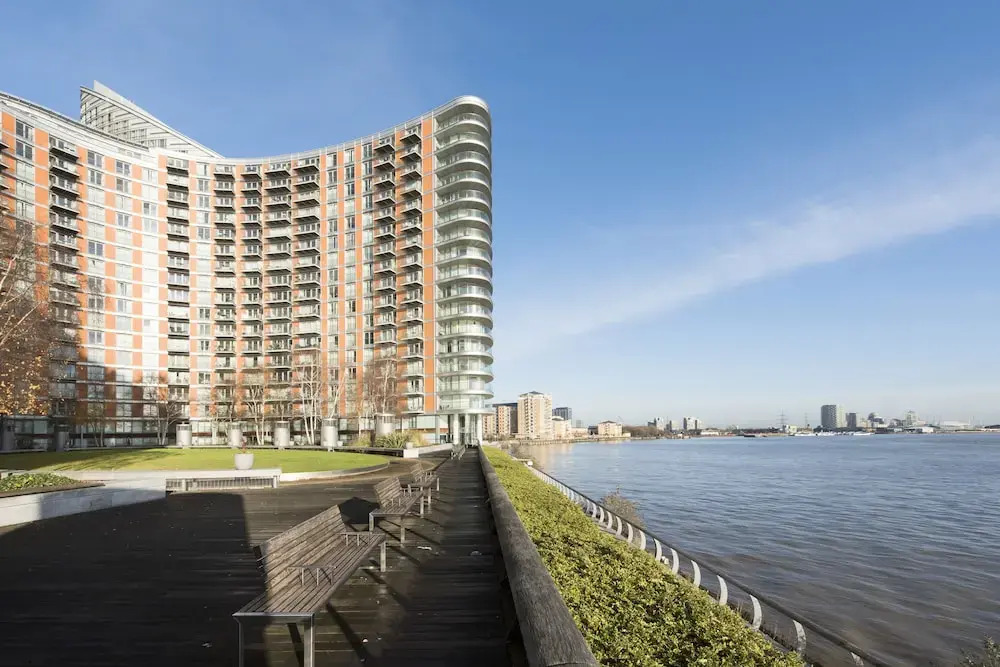 Modern 2BR Flat with Thames River View