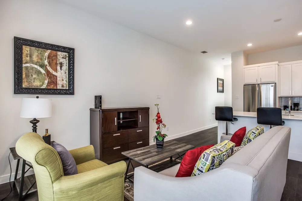 Modern Dallas TownHome 2 BR fully furnis
