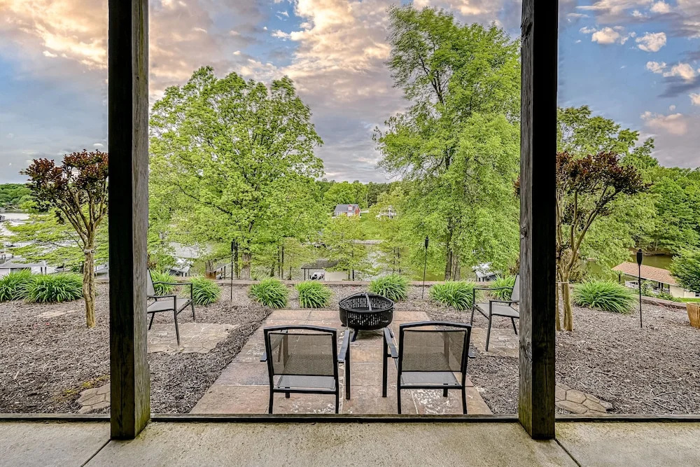 Lake Lovers Delight - Lakefront Home With Private Dock & Pool Table - Dogs OK