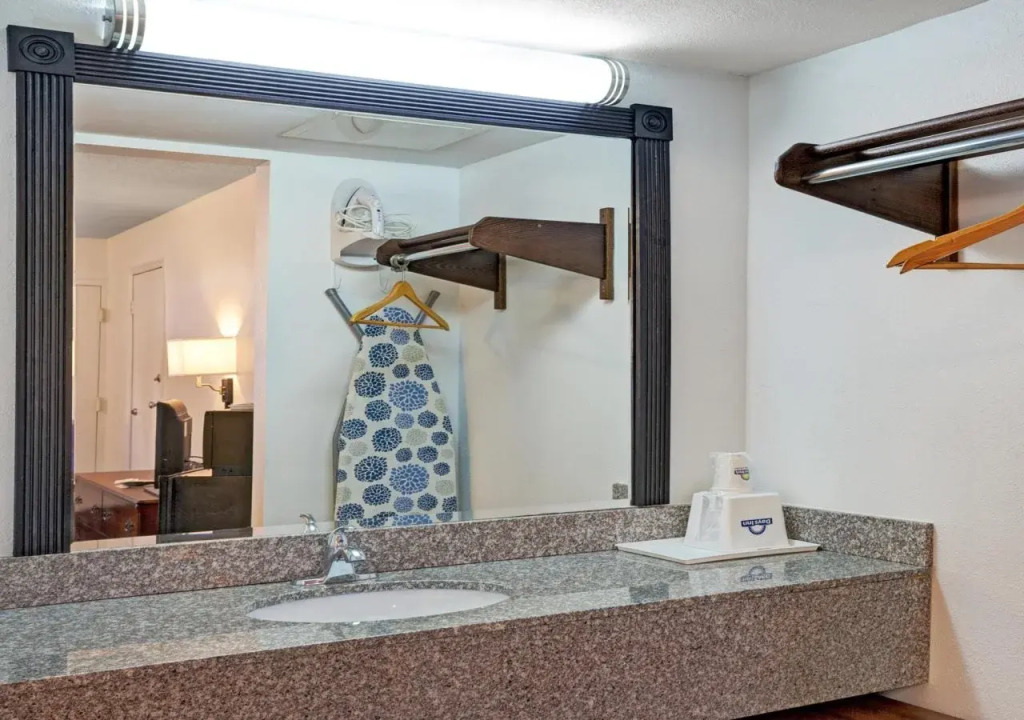 Zen Living Suites Extended Stay - Jacksonville - University Blvd