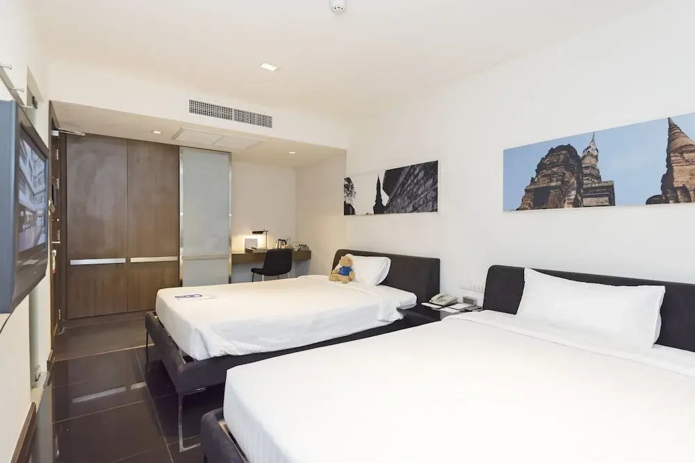 Silver Living Phrom Phong by Favstay