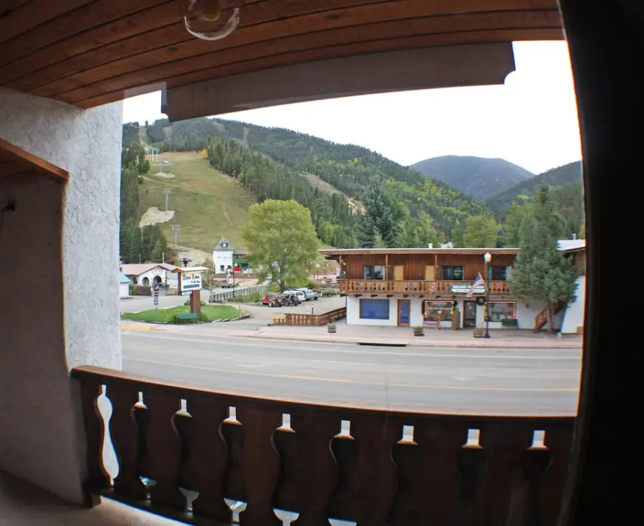 Sitzmark Sports Lodge