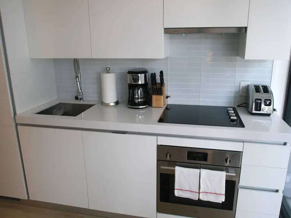 Stylish Condo in Amazing King West Area
