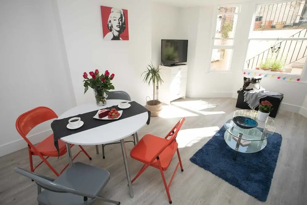 Light filled garden flat sleeps 4