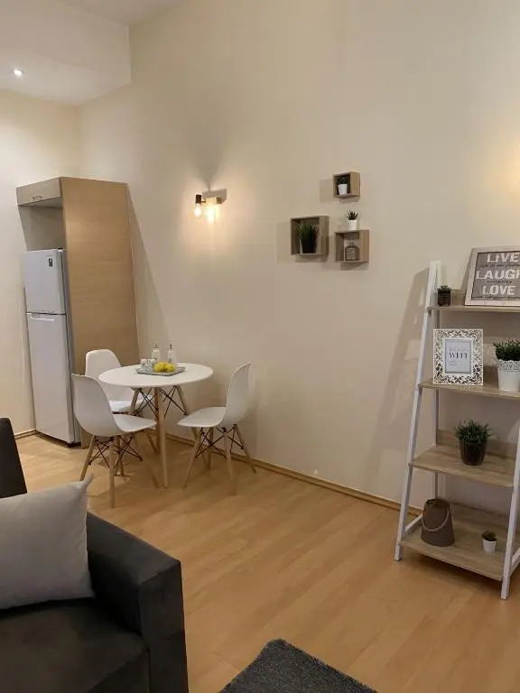 Elegant Glyfada Apartment-private Garden-Near METRO