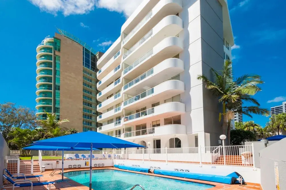 Private G/F 1 bedroom Carlton Apartment Cross the Road to Beach