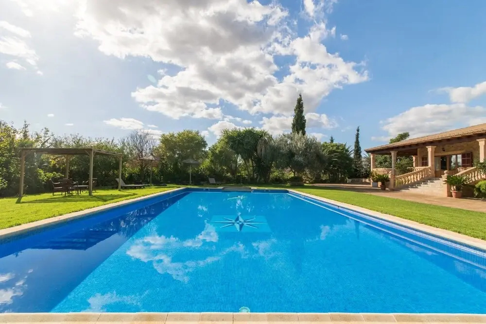 Can Berguins with Pool & Mountain Views