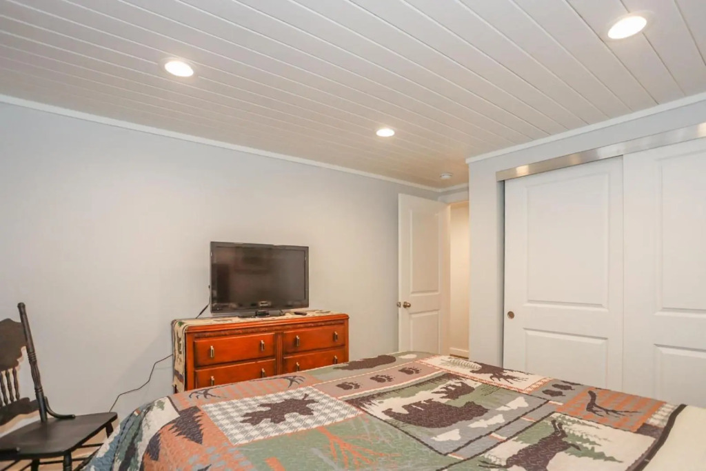 Comets Cabin 3 Bedroom Home by RedAwning