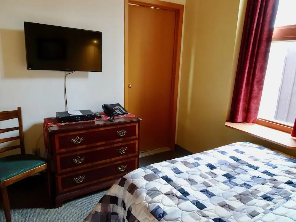 Hotel Champ de Mars Montreal
