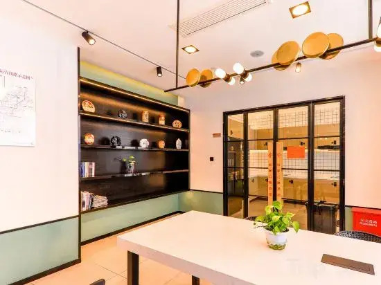 CJIA Apartment Hotel (Shanghai Zhongtan Road Subway Station)