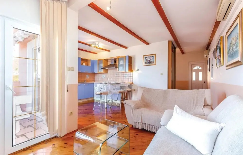 Amazing Home in Dramalj With Wifi, 2 Bedrooms and Outdoor Swimming Pool