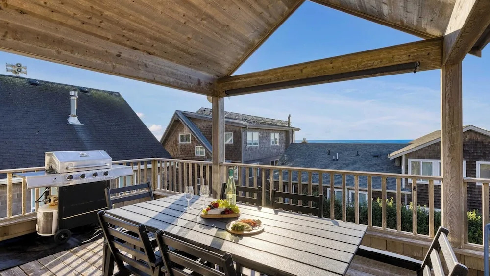 Beachside Retreat w/ Hot Tub, Balcony Dining & Blue-ceiling Charm Sea Cured by Avantstay
