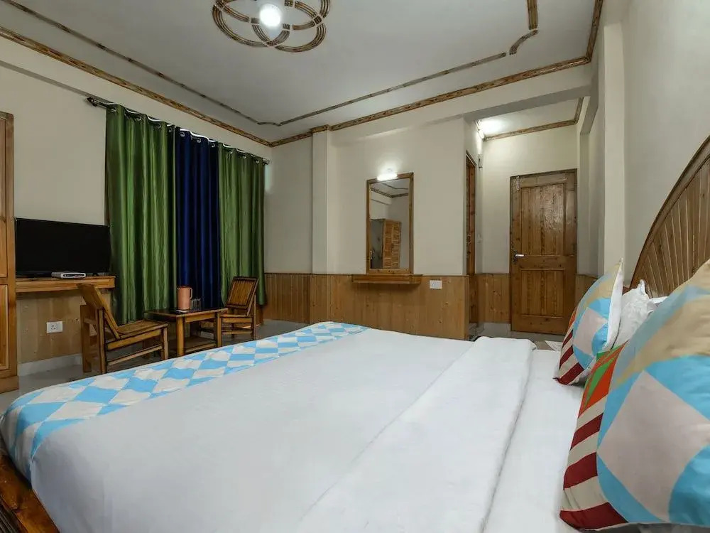 OYO Home 15841 Serene Mountain View Studio