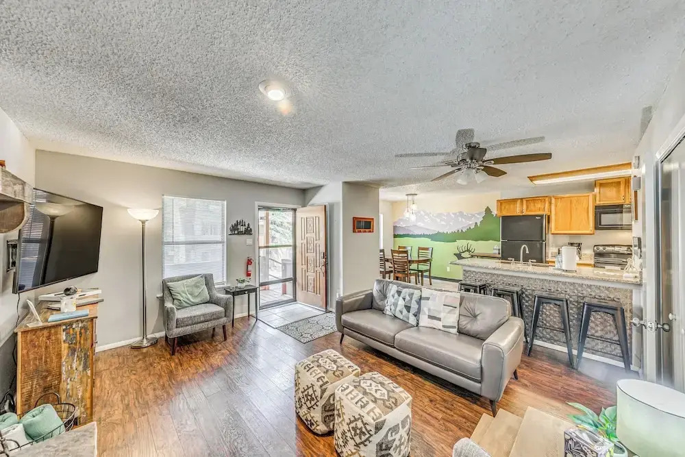 Cozy Ruidoso Condo w/ Deck ~ 2 Mi to Cedar Creek!