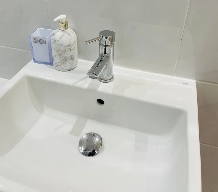 Walk to Lcy Airport/ Excel /dlr 1Br Flat