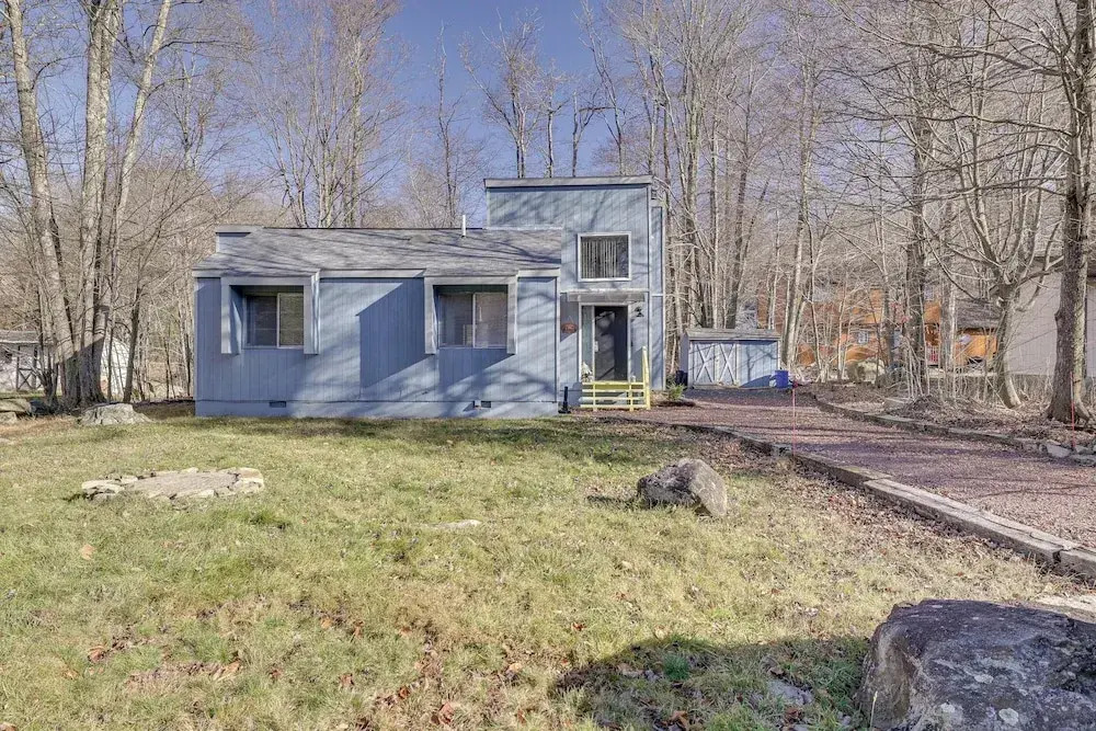 Fire Pit, Pool & Beach Access: Tobyhanna Home!