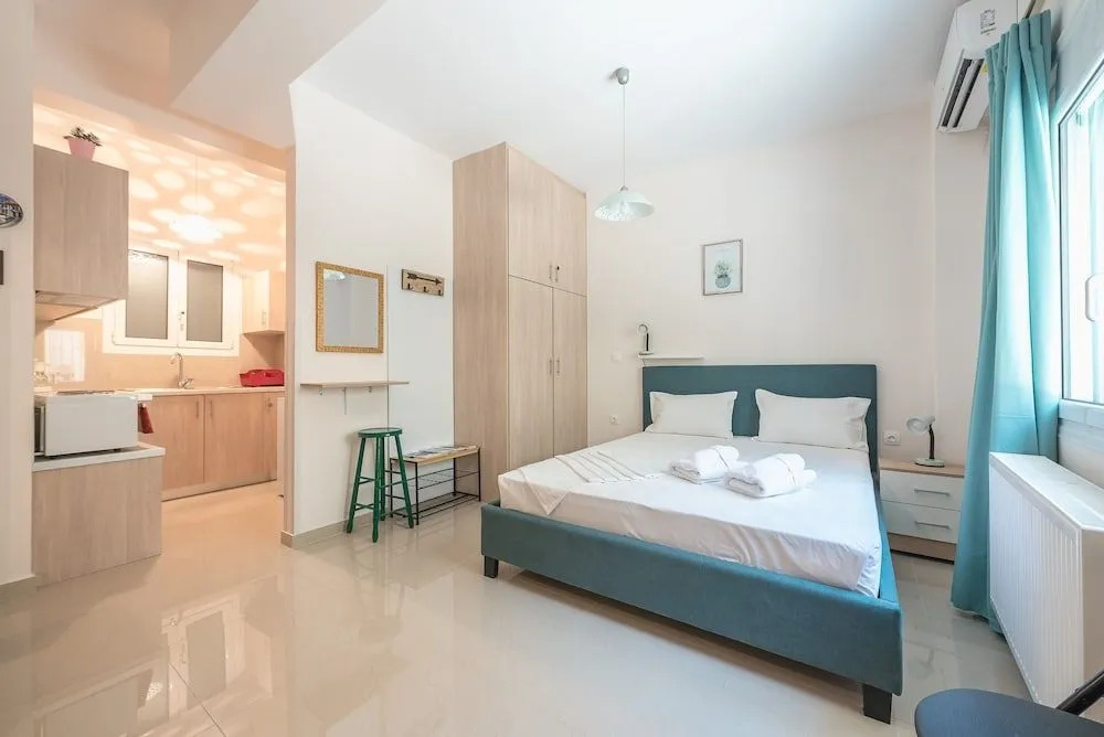 SHARING ROOM IN NEAR THISSIO METRO STATION BY ACROPOLIs