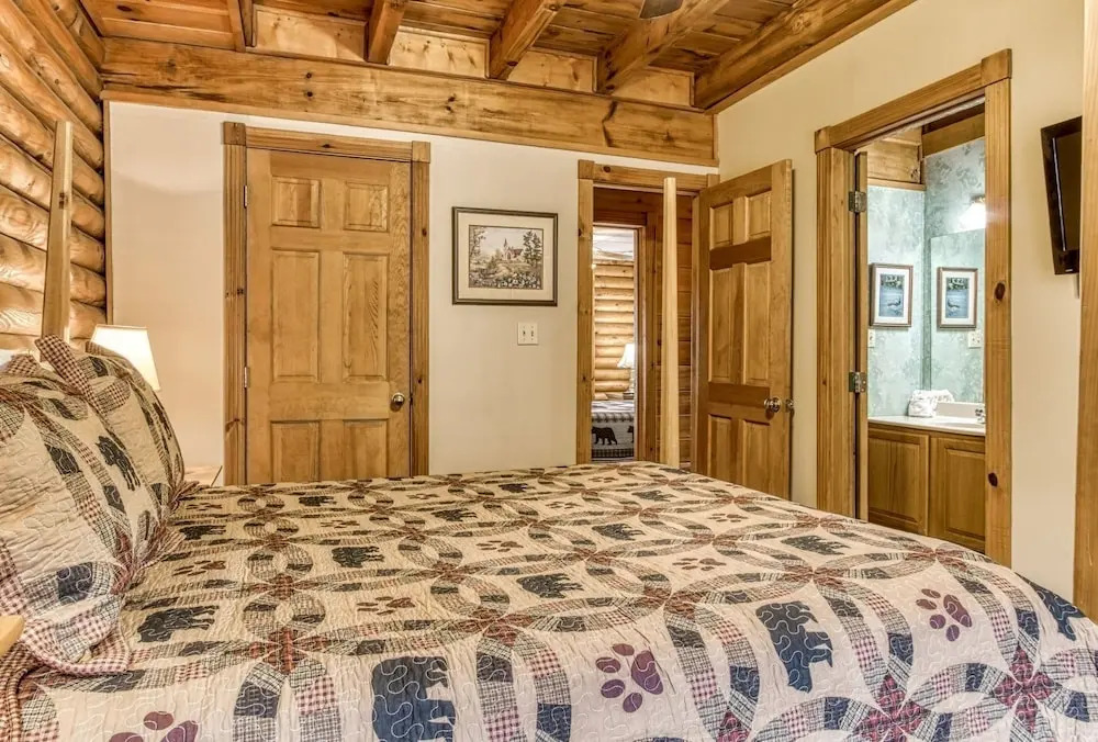 ER92 - Virginias Villa - Great location! Close to all the action! cabin