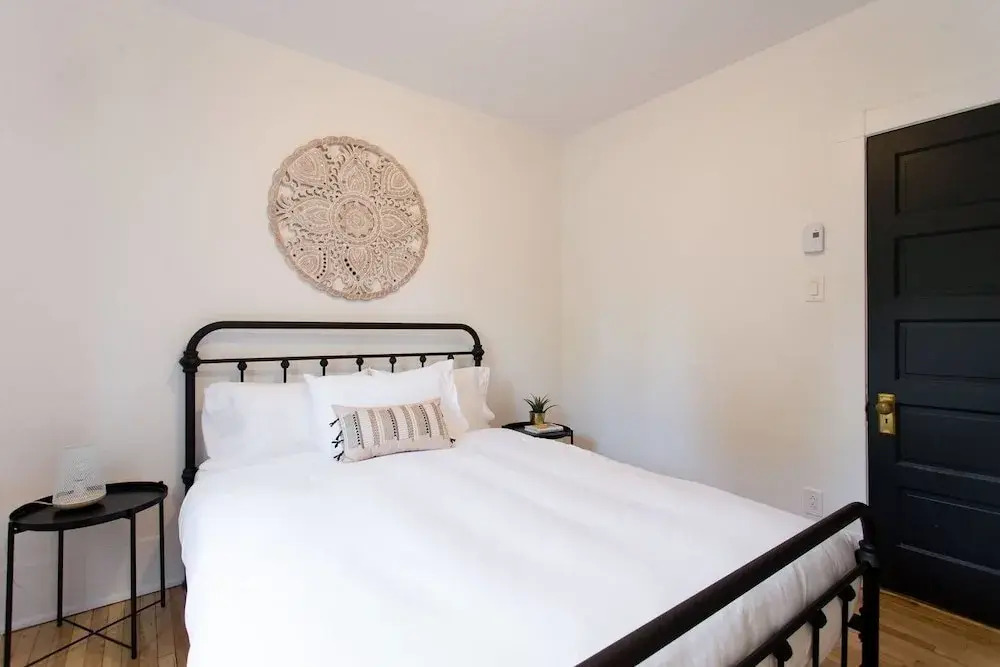 Stylish & Unique 3 Bdr Flat With Parking!