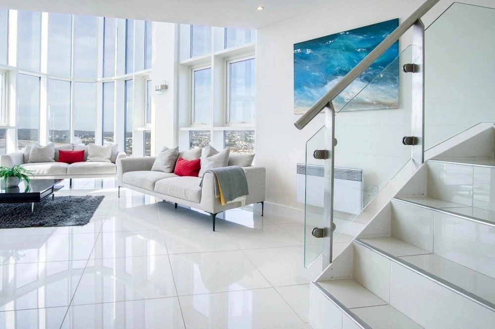 High Floor Meridian Tower - 3 Bedroom - Swansea