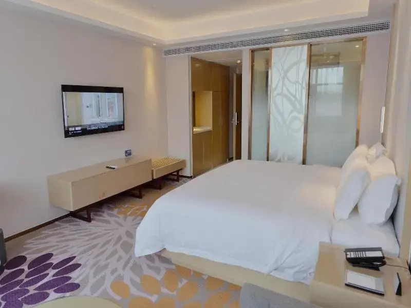 Lavande Hotel Xingyi Jushan Avenue