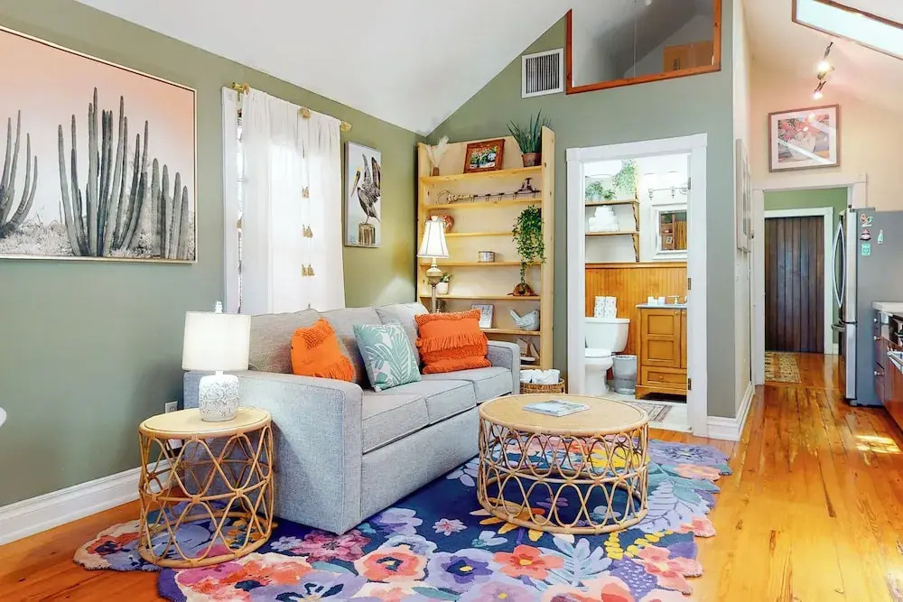 Steps to Duval St! Colorful Bahama Village Retreat