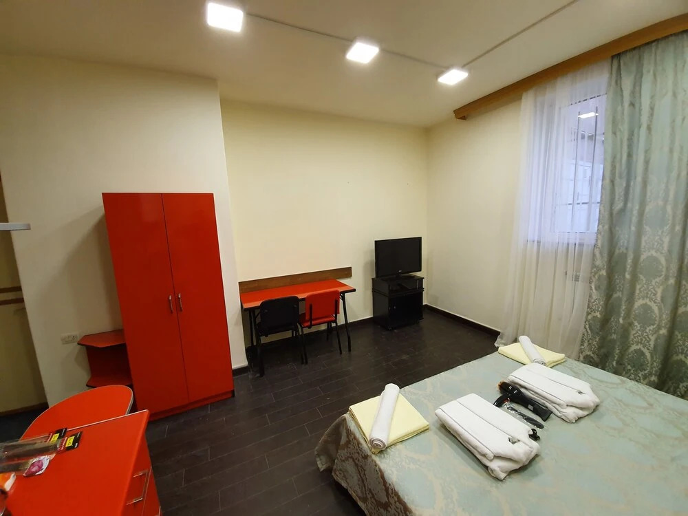 Doss Hostel And Hotel