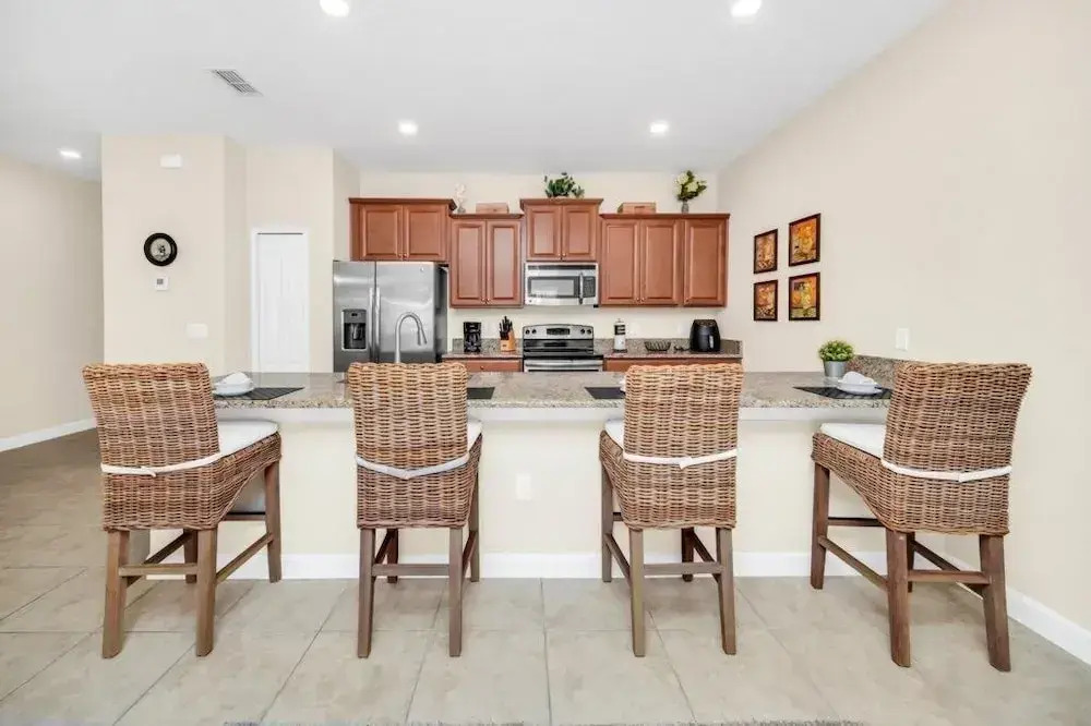 4891clock 4 Bedroom Townhouse