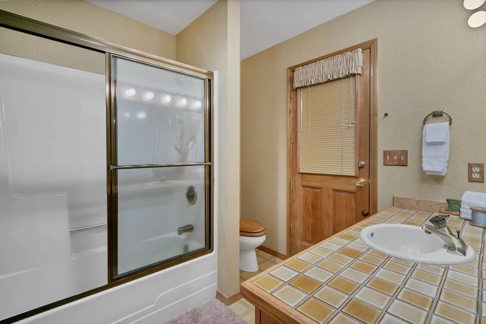 8 Crag Home with Private Indoor Hot Tub, Bike is Provided for Outdoor Activities by RedAwning