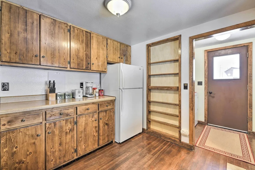 Cozy Log Cabin Escape In the Heart of Creede!