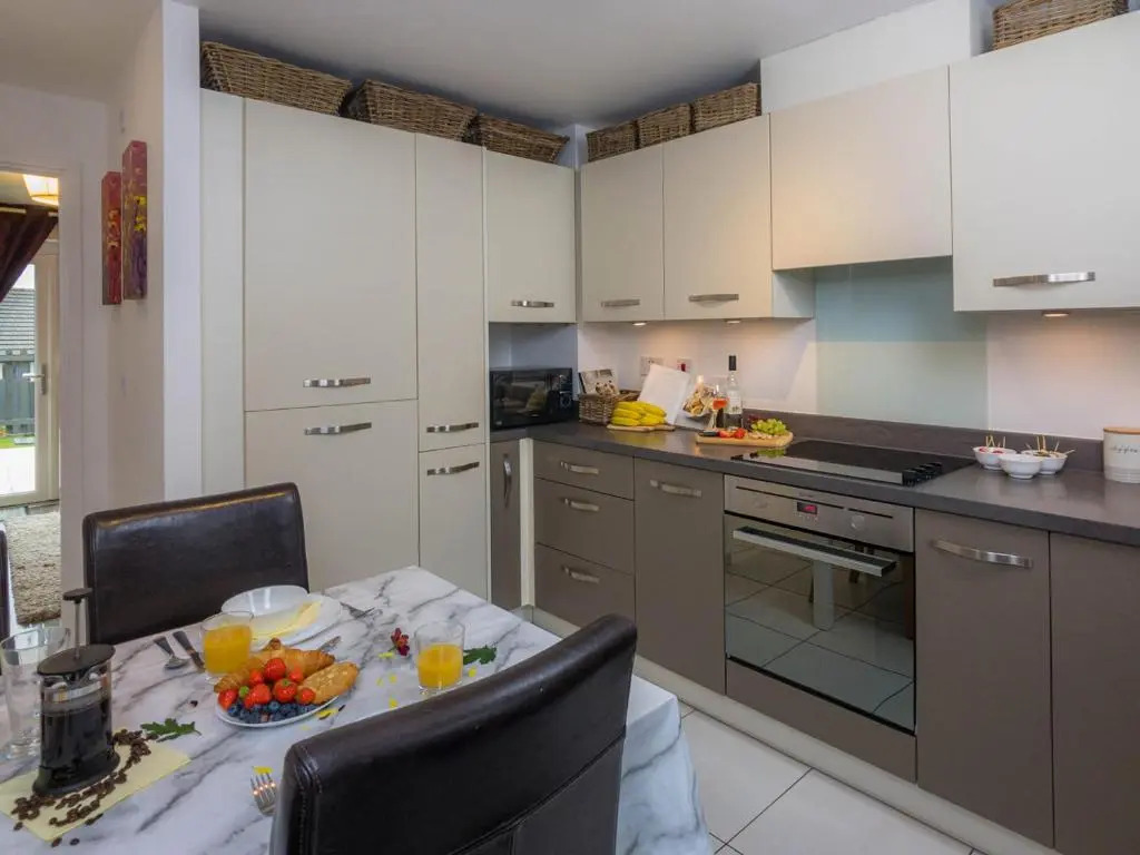 Modern 2 Bed House with Parking and Garden
