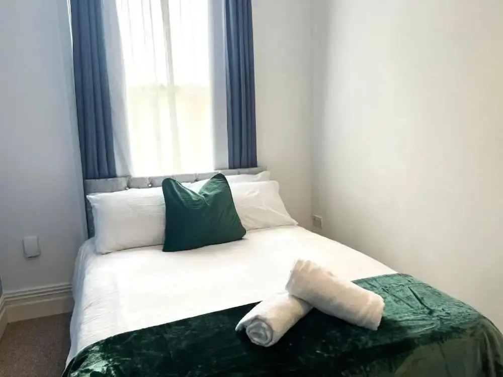 2 Bed Flat - Sleeps 5 - Pets - Parking - Wifi